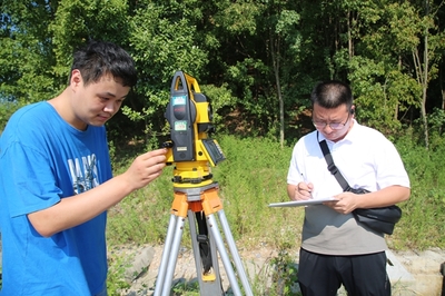 烈日下的测绘人 用汗水丈量世界，用专业服务未来